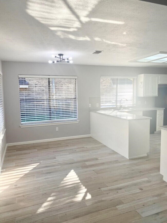 Foto del edificio - 2338 Brookdale Dr