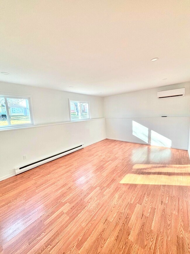 Building Photo - Spacious 1-Bedroom Apartment for Rent - Available December 1st