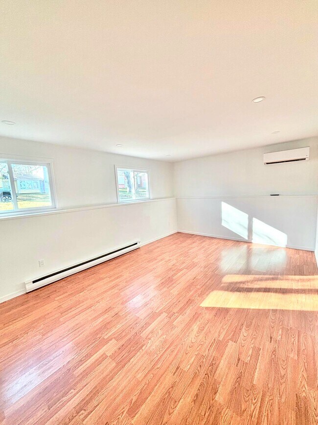 Photo du bâtiment - Spacious 1-Bedroom Apartment for Rent - Available December 1st