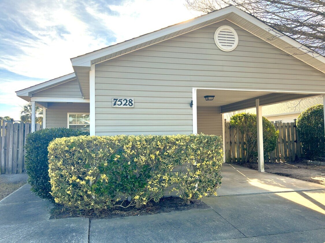 Primary Photo - 3 BR/2bath/Carport/Fenced Yard/ No carpet ...