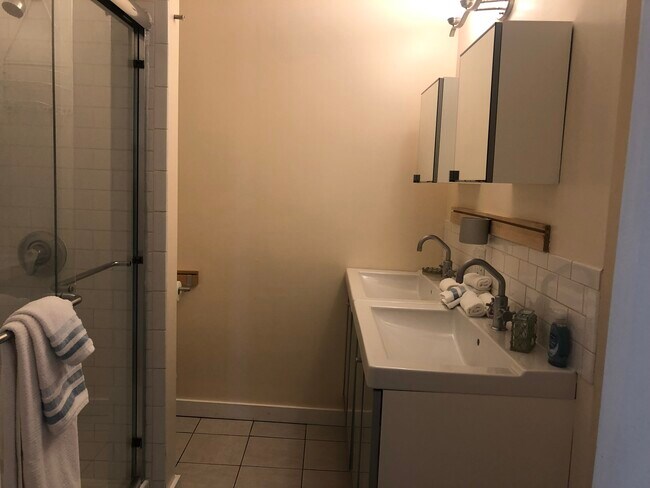 bathroom - 635 Thames St