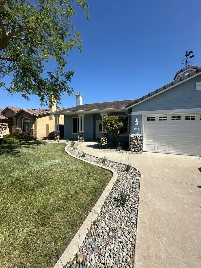 Building Photo - Remodeled 4 Bedroom 2 Bathroom in Stonecrest