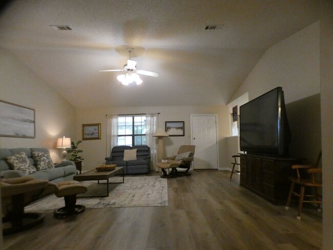 Building Photo - Fully Furnished 4BR/3BA Home in Gulf Breez...