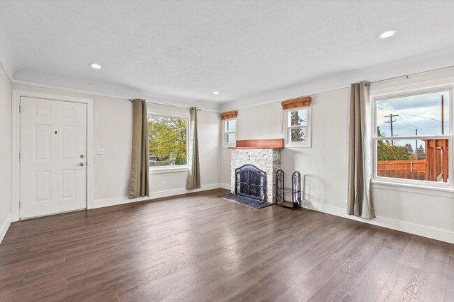 Building Photo - Lovely South Hill Home! Nicely Updated!