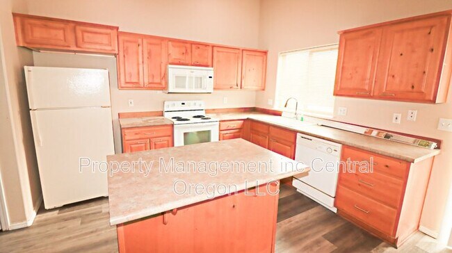 Foto del edificio - 16489 Riley Dr