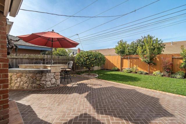 Foto del edificio - 5 bedroom in Huntington Beach CA 92646