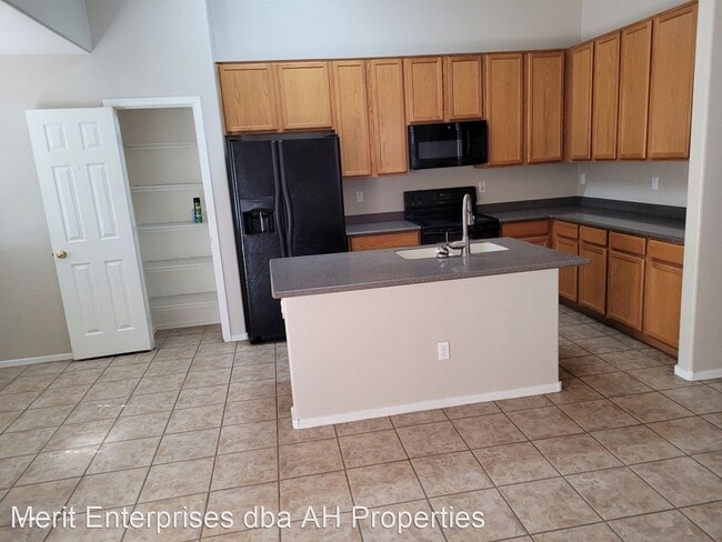 Foto del edificio - 3 br, 2 bath House - 10933 W MINNEZONA AVE