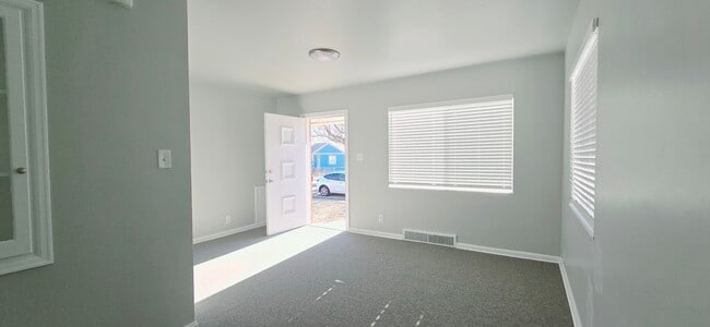 Building Photo - 1388 Glenrose Dr S