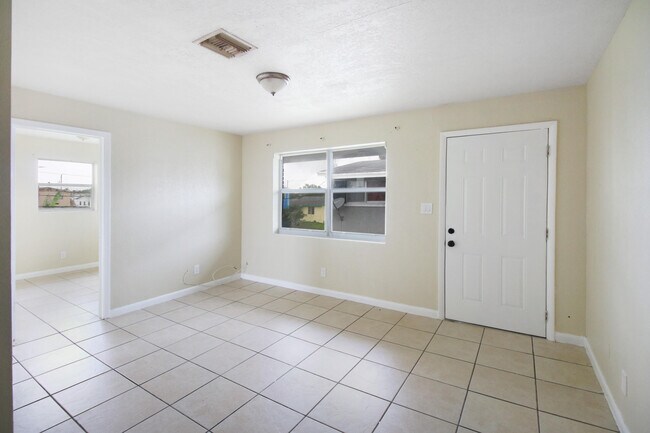 Foto del edificio - 698 SW 4th St