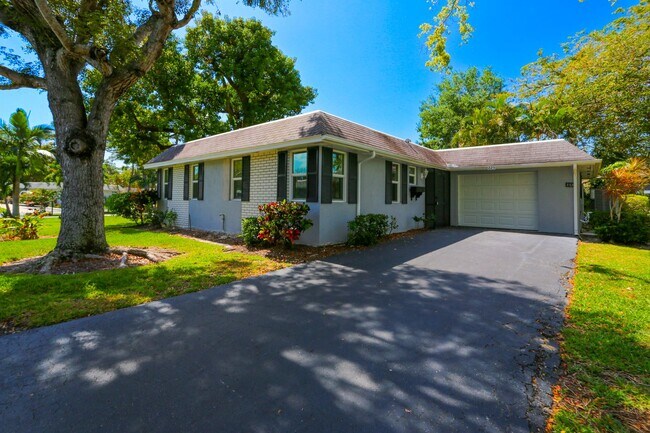 Building Photo - ***ANNUAL RENTAL*** 2BEDS/2BATHS***DOWNTOW...