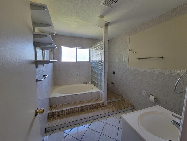 Building Photo - 2466 Lakeshore Cir