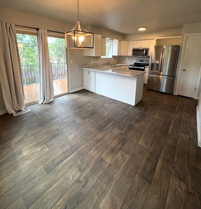Building Photo - 5 Bed / 3 Bath Townhome in Murray!
