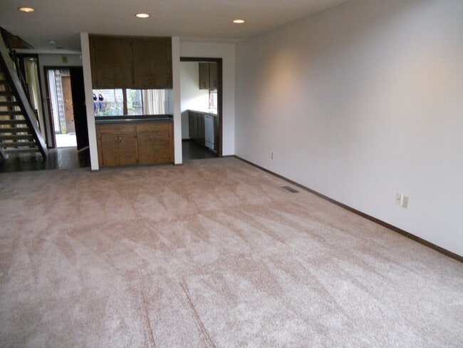 Foto del edificio - Bright & Stylish 2-Bedroom Townhouse in Well-Maintained 4-Plex Community