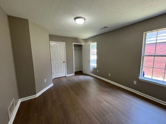 Building Photo - Renovated 3 Bedroom 3 Bath Townhome for Rent!