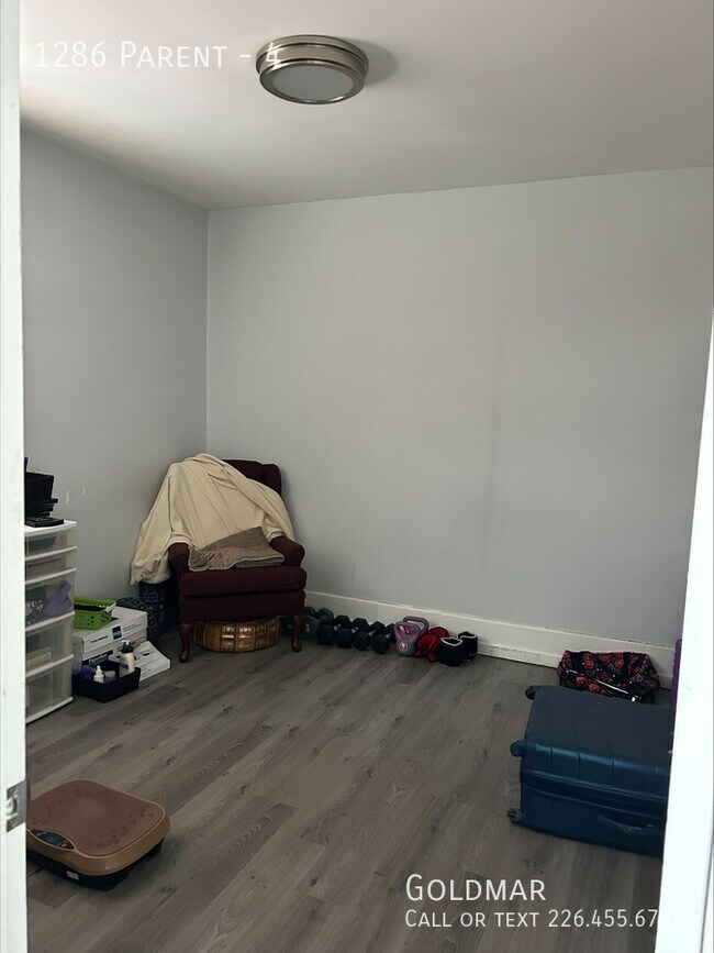 Photo du bâtiment - New listing off Ottawa St.