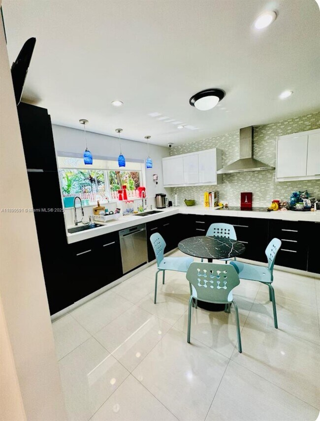 Foto del edificio - 9240 Byron Ave