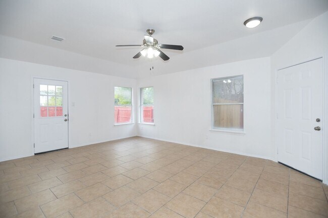 Building Photo - Nestled in Round Rock neighborhood.