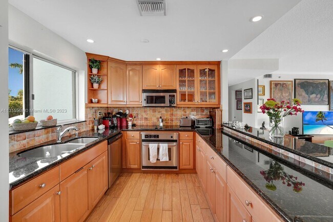 Building Photo - 1690 S Bayshore Ln