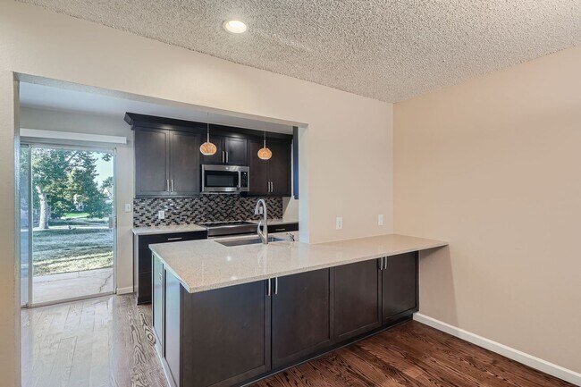 Foto del edificio - Welcome to Your Peaceful 2-Bed 2-Bath Retr...