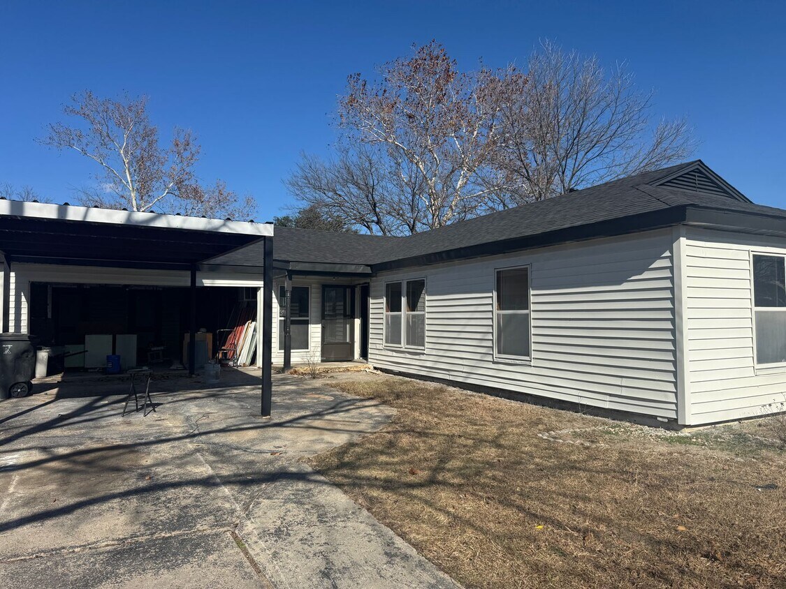 Building Photo - Spacious 3 Bed / 2 Bath Home Near Base – 2 Living Areas + Large Yard