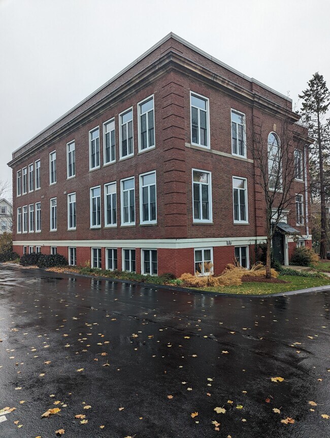 Building Photo - 122 Sharon St