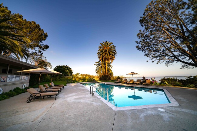 Heated pool & pool house - Pacific Gardens Apartments