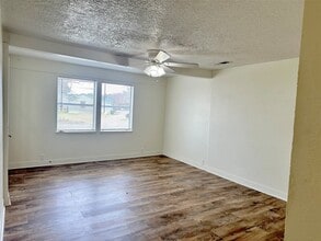 Building Photo - 1005 Avenue E 1/2