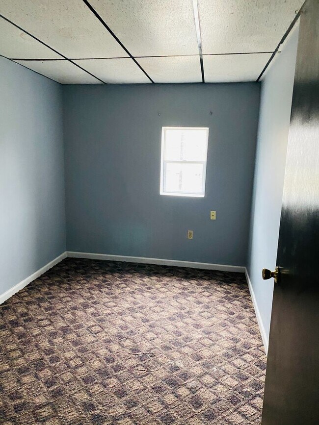 Building Photo - 1st floor 1 bedroom apartment everything b...