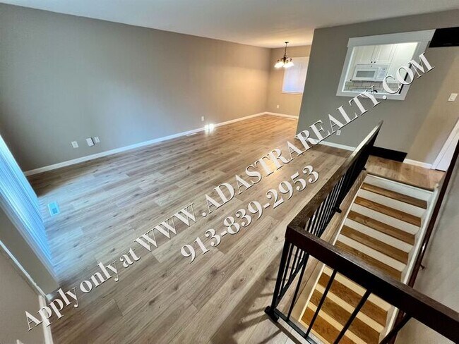 Building Photo - Remodled 2 Bed 2 Bath Townhome in Overland...