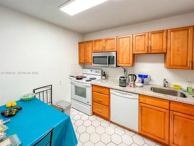 Foto del edificio - 2200 E Hallandale Beach Blvd