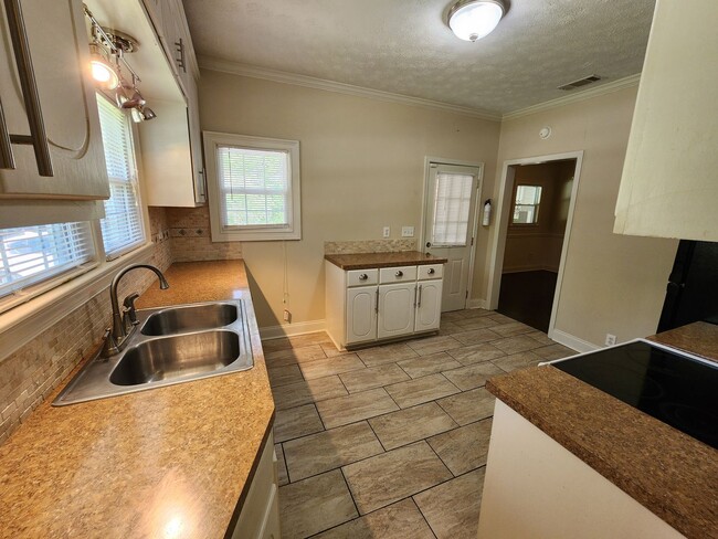Building Photo - Beautiful Home With Separate Cottage!!