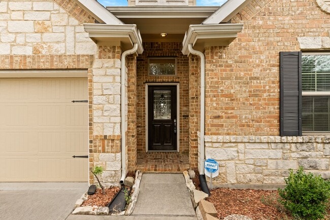Building Photo - Spacious Home on Oversized Lot in Fort Ben...