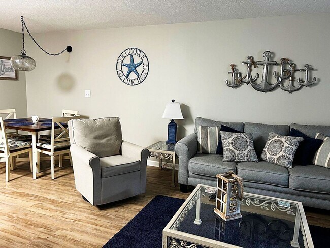 Foto del edificio - Winter rental! Recently renovated condo in quiet community with pools! Available from NOW through...