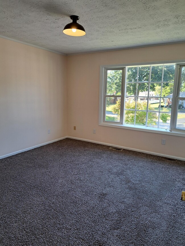 Building Photo - 1601 Friendship Rd