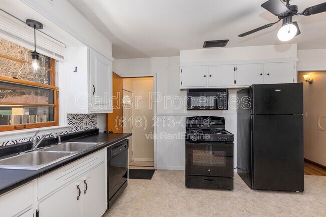 Foto del edificio - 1115 Lake Michigan Dr NW