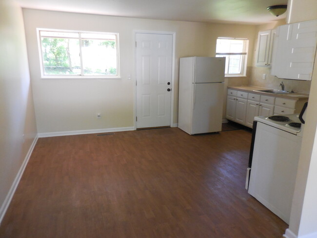 Building Photo - Fantastic Three Bedroom/Updated One Bath a...