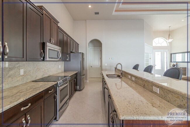 Foto del edificio - ***ANNUAL LEASE ONLY***PALM RIVER ESTATES***FULLY RENOVATED POOL HOME***NO HOA***SMALL PETS APPRO...