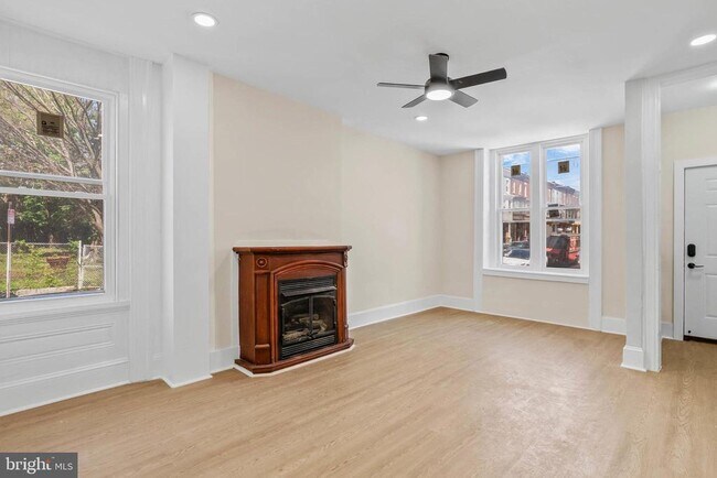 Foto del edificio - 2742 W Montgomery Ave