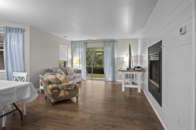 Building Photo - Comfortable, convenient, and well located Ashburn condo.