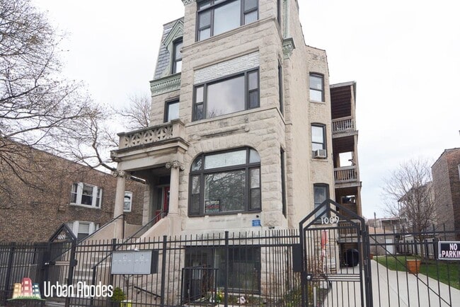 Building Photo - 1009 N Sacramento Ave