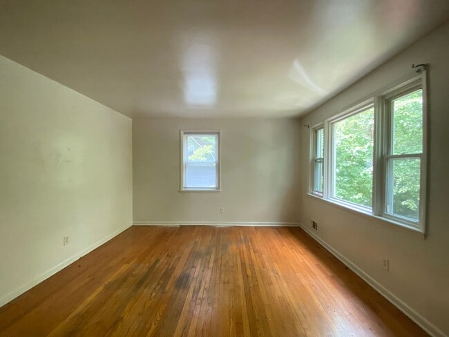 Building Photo - Bi-Level Apartment - Rosemont!