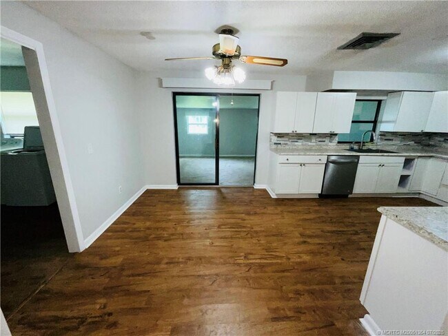Foto del edificio - 5213 Hummingbird Way