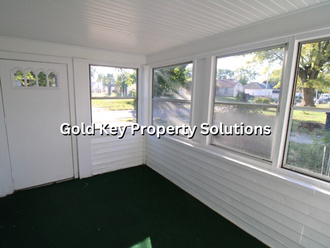 Foto del edificio - Cute 2 BR 1 BA House with Enclosed Porch a...