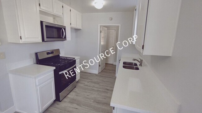 Building Photo - 3 Bedroom 2 Bathroom Single Story home for...