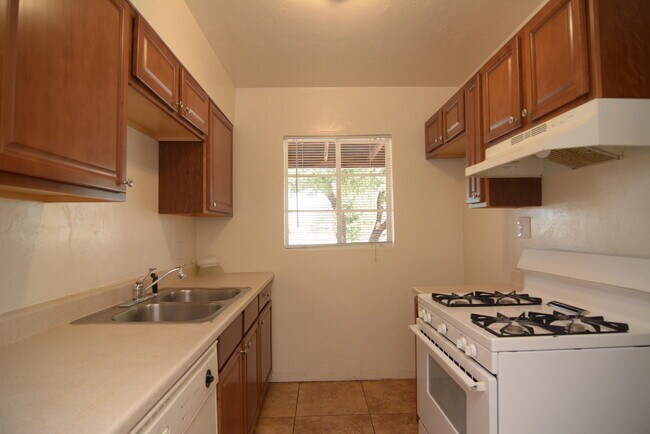Foto del edificio - Updated 2 Bedroom 1 Bath Home! Great Centr...
