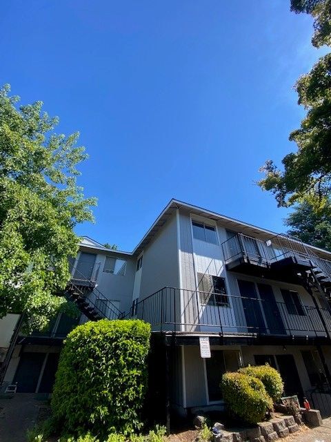 Foto principal - BEAUTIFULLY RENOVATED STUDIO'S... just blocks away from Campus!!!