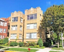Building Photo - 7506 N Damen Ave
