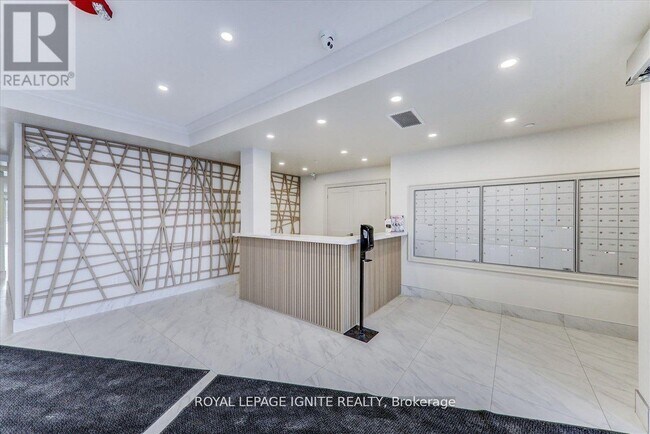 Photo du bâtiment - 50-350 Lakebreeze Dr