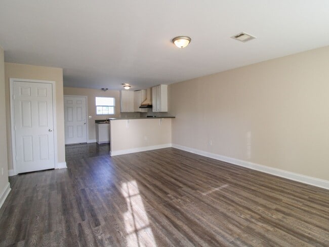Building Photo - 140 Meadows Ln