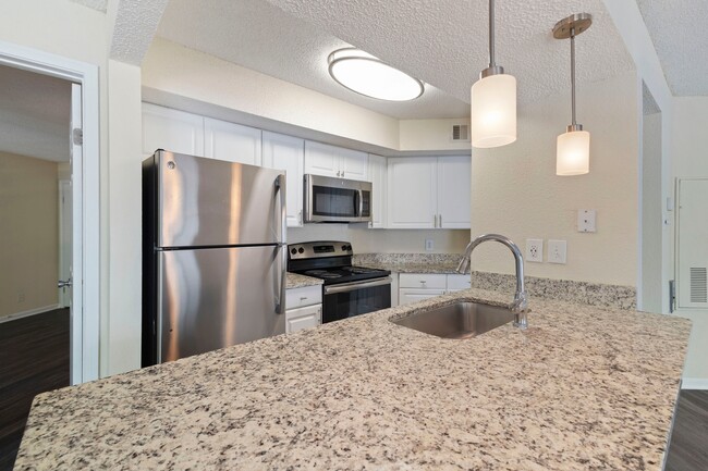 Spacious kitchens with stainless steel appliances - Windsor Oak Creek